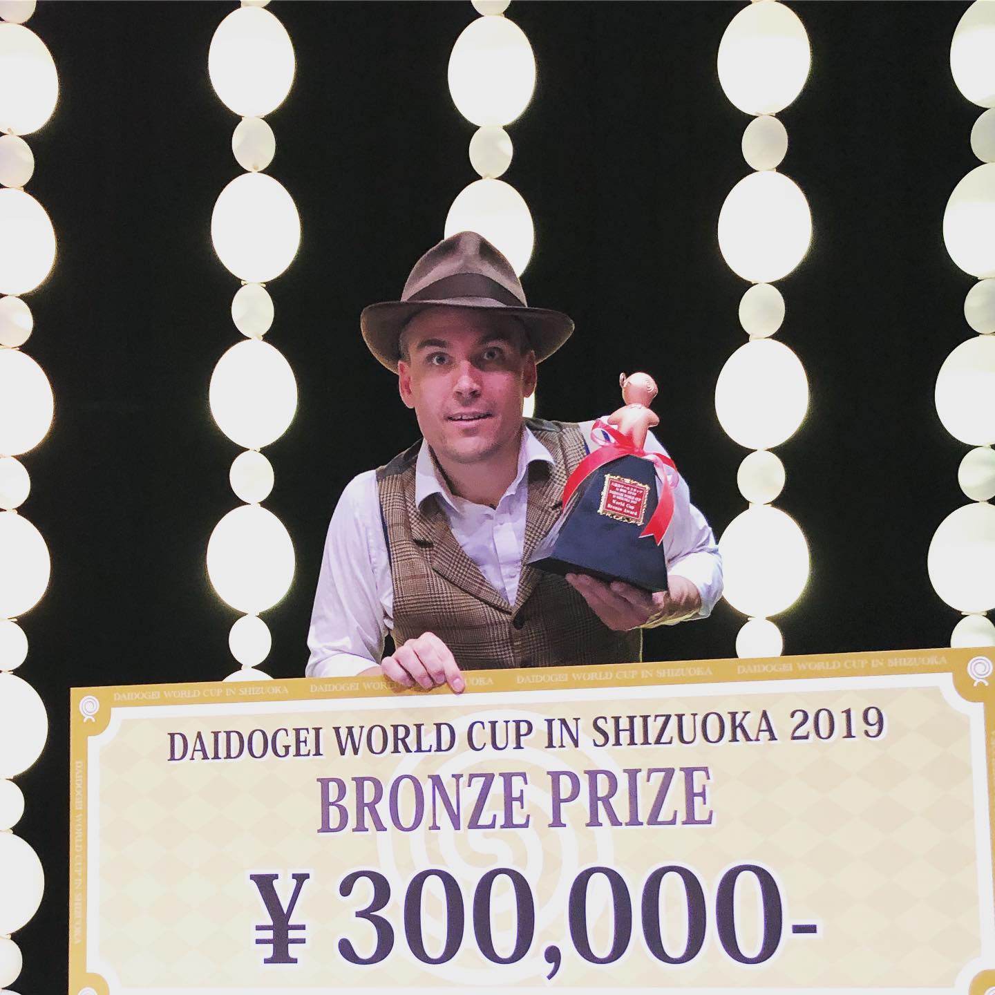 Charlie Caper with the Shizuoka Daidogei World Cup prize